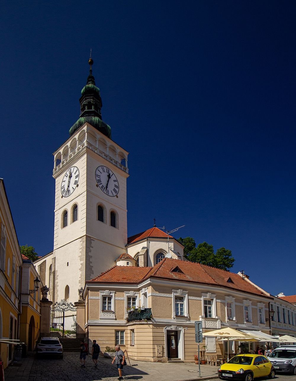 Náhledový obrázek - Kostel, který byl při husitském vpádu vypálen a znovu obnoven až po více než 150 letech. Uvnitř se navíc nachází ikonická dřevěná socha Černé Madony, která jako zázrakem požár přežila .