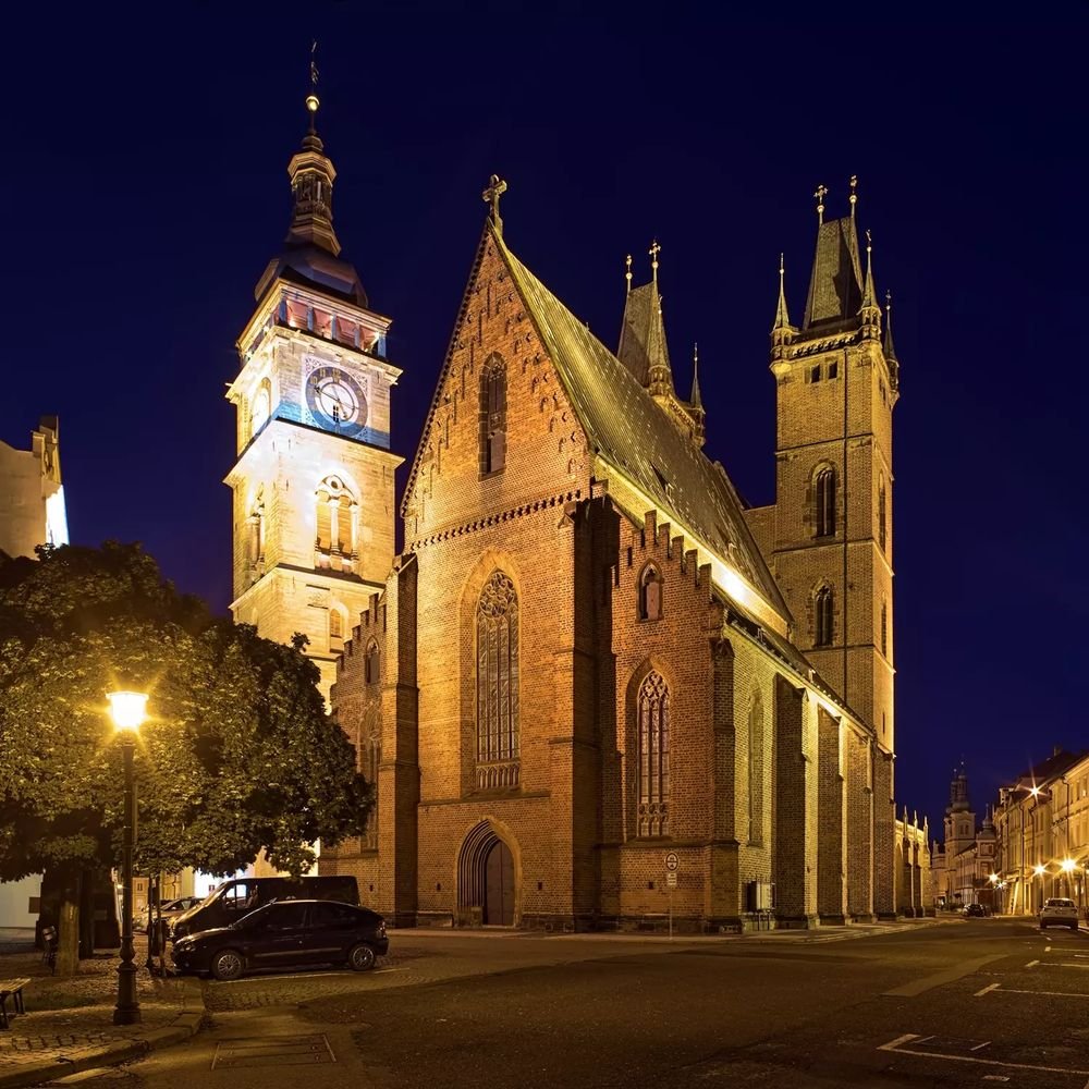 Náhledový obrázek - Jediný středověký kostel ve městě, který přežil proměnu Hradce v pevnost. Právě zde byl pohřben Jan Žižka a o staletí později sem zavítal i papež Jan Pavel II.