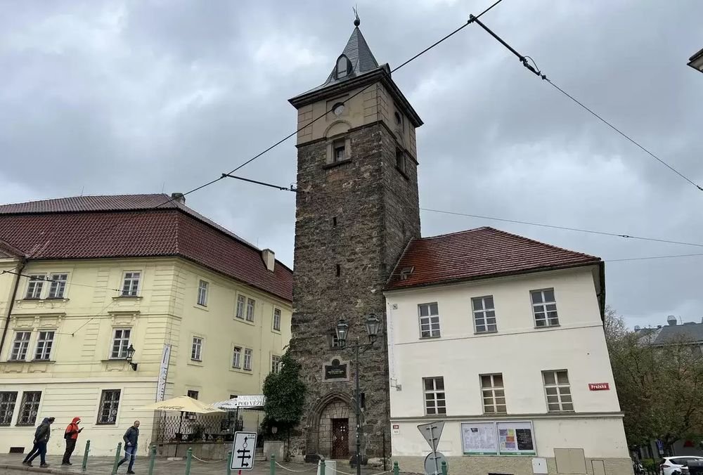Náhledový obrázek - Černá věž ze 16. století kdysi zásobovala celé město vodou pomocí důmyslného systému potrubí a vodního kola. Dokázali byste si představit, že právě odsud proudila voda do všech kašen v Plzni?