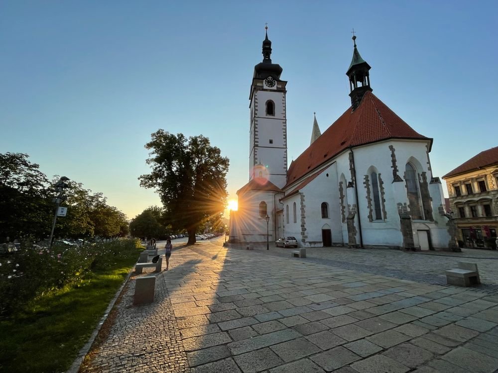 Náhledový obrázek - Kostel Narození Panny Marie vznikl už ve 13. století jako součást královského Písku a jeho 74 metrů vysoká věž dodnes dominuje městu.