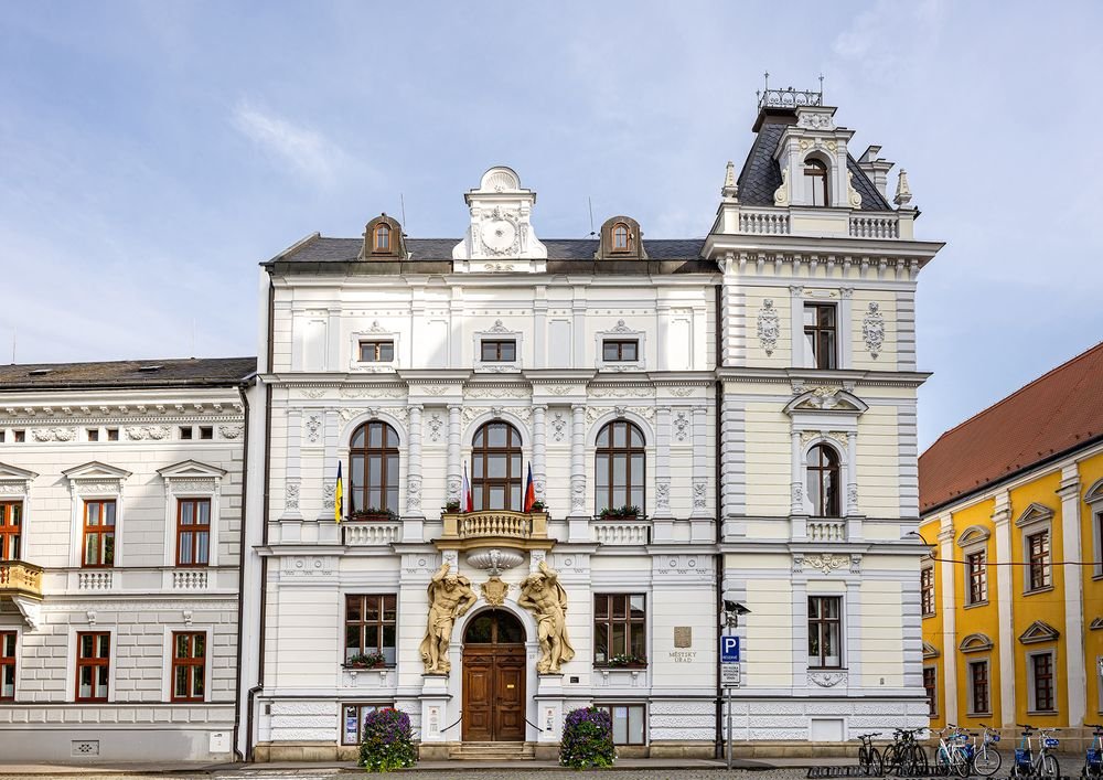 Náhledový obrázek - Kdysi symbol bohatství města, dnes radnice s výraznou fasádou. Uvnitř ukrývá výzdobu připomínající zásadní okamžiky dějin.