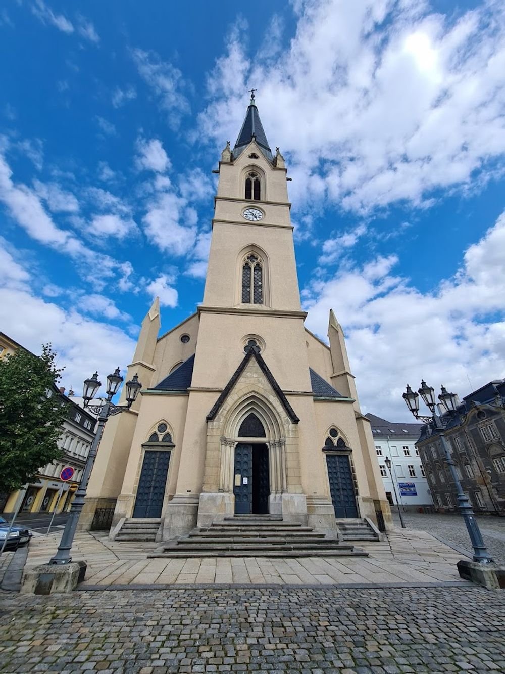 Náhledový obrázek - První kamenná stavba v Liberci s věží vysokou 70 metrů. V roce 1789 přišla o všechny čtyři zvony, které se po zásahu bleskem roztavily.