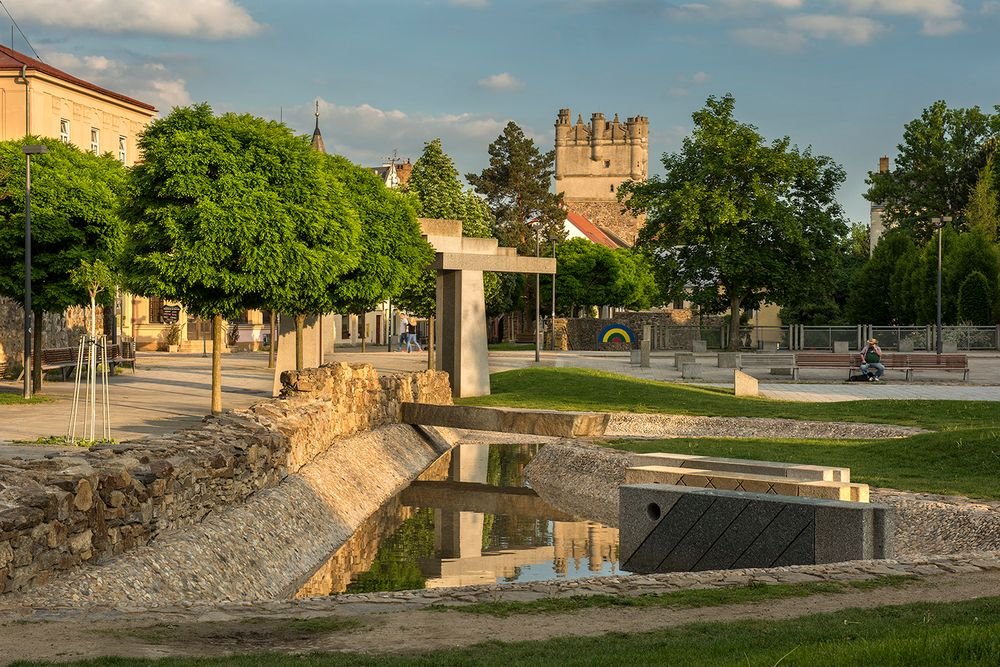 Náhledový obrázek - Místo, kde kdysi stála synagoga, dnes nese jméno skladatele Gustava Mahlera – a ne náhodou. Tichá připomínka toho, co zmizelo i toho, co zůstalo.