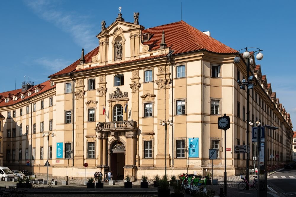 Náhledový obrázek - Klementinum vzniklo jako jezuitská kolej a dnes je druhým největším komplexem v Praze. Co všechno ukrývá barokní knihovna a astronomická věž?