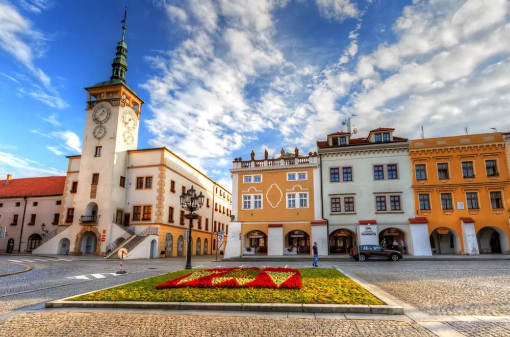 Náhledový obrázek - Radnice, která ukrývá evropský unikát – hodiny, kde se zvlášť ukazují hodiny i minuty. A také příběh vězně, který se stal svatým.