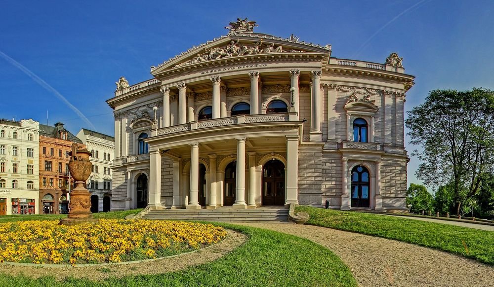 Náhledový obrázek - Mahenovo divadlo bylo otevřeno v roce 1882 a patří k významným kulturním stavbám Brna. Proslulo jako jedno z prvních divadel na světě osvětlených elektřinou, kvůli které se do Brna přijel podívat i sám Thomas Edison.