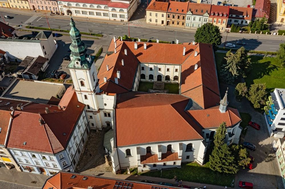 Náhledový obrázek - Kostel prošel staletími i ničivým požárem, který změnil jeho podobu. Dnes v sobě nese otisk gotiky i baroka a připomíná začátek příběhu Ježíše.