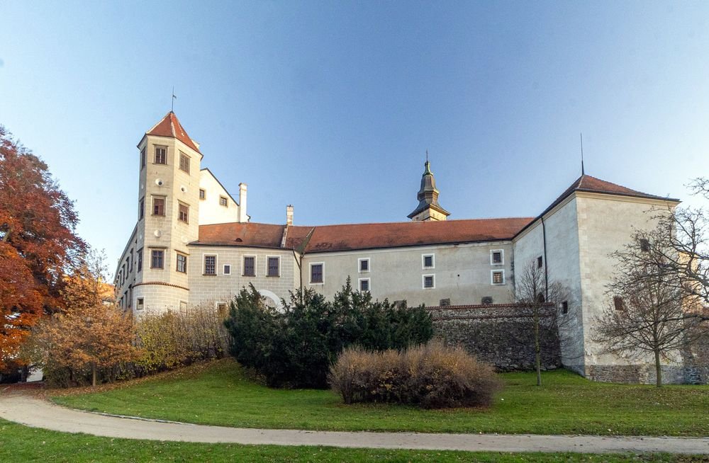 Náhledový obrázek - Na místě gotického hradu vznikl renesanční zámek inspirovaný Itálií. Díky bohatství Zachariáše z Hradce a jeho ženy patří k nejkrásnějším v Česku.
