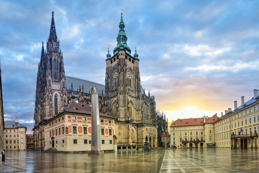 Náhledový obrázek - Pražský hrad je největší starobylý hrad na světě a symbol české státnosti. Stojí na místě osídleném už tisíce let a ukrývá korunovační klenoty i příběhy králů a císařů.