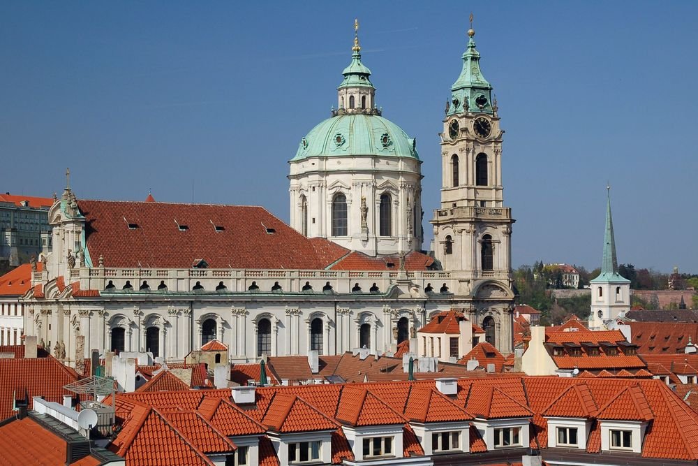 Náhledový obrázek - Chrám sv. Mikuláše patří k vrcholům baroka a ohromí obří kupolí i bohatou výzdobou. Je zasvěcen světci, který inspiroval jednu z nejznámějších tradic vůbec.
