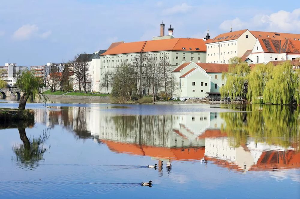 Náhledový obrázek - Už v roce 1888 tu vznikla nejstarší veřejná vodní elektrárna v Čechách a Písek se díky ní stal jedním z prvních osvětlených měst. Ve své době to byl obrovský krok do moderního světa.