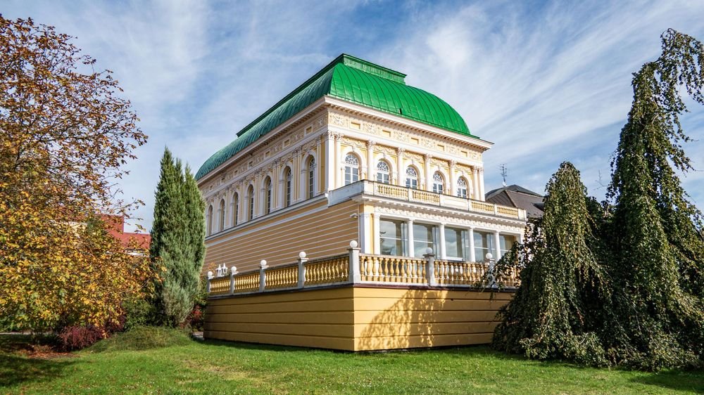 Náhledový obrázek - Jedno z prvních míst ve městě se rychle proměnilo v jeho společenské srdce. Večery, které se tu odehrávaly, lákaly i jména, která byste tu možná nečekali.