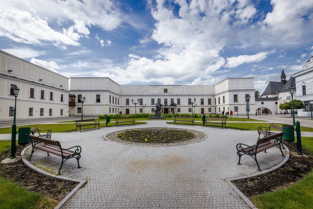 Náhledový obrázek - Z hradu vyrostlo rezidenční sídlo, kam přijížděli císaři i nejvyšší šlechta. Místo, kde se bavila elita Evropy a formovala se historie celého regionu.