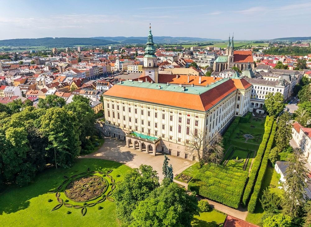 Náhledový obrázek - Barokní zámek zapsaný na seznamu UNESCO a místo, kde se psala nová ústava. Právě tady se po revolučním roce 1848 rozhodovalo o budoucnosti celé říše.