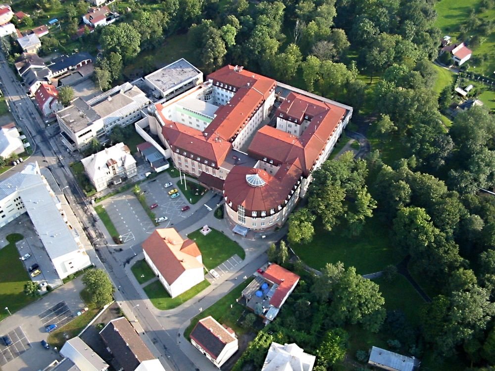Náhledový obrázek - Na první pohled nenápadné místo, ve skutečnosti věznice se zvýšenou ostrahou. Právě tady si trest odpykávají doživotně odsouzení, mentálně retardovaní a imobilní vězni.
