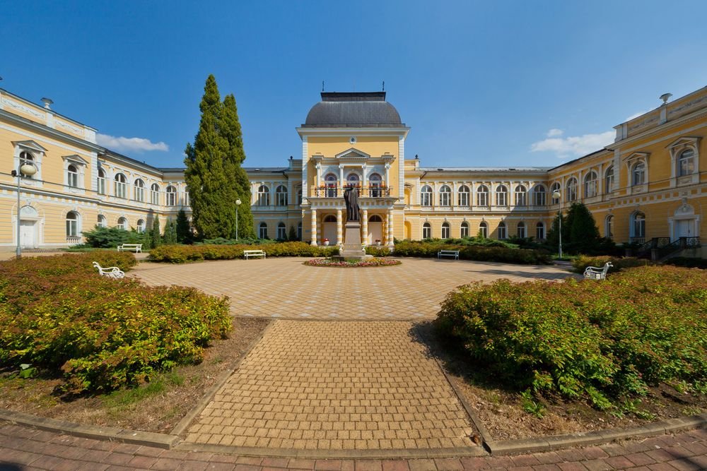 Náhledový obrázek - Jak už název napovídá, do císařských lázní přijížděla i císařská společnost. Patřily k tomu nejlepšímu své doby a některé procedury se tu dodnes provádějí stejně jako před více než stoletím.