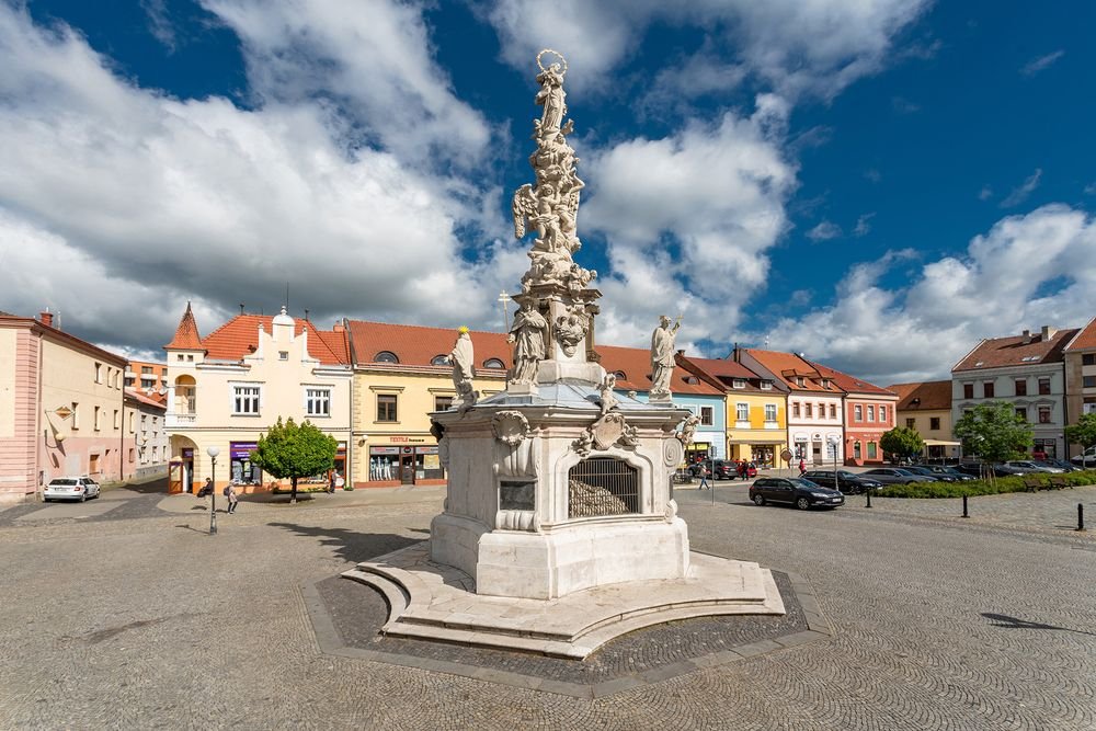 Náhledový obrázek - Mor ochromil město a vzal stovky životů. Na památku vznikl sloup se sochami ochránců a Pannou Marií, která shlíží na náměstí.