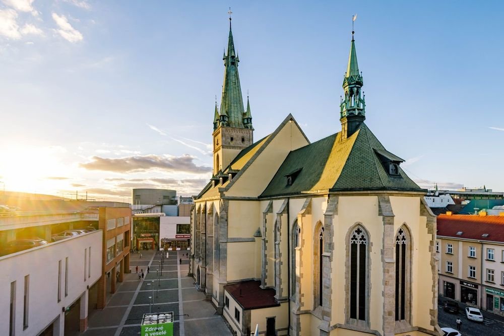 Náhledový obrázek - Kostel odolal staletím, ale osudný byl nálet, který ho neměl zasáhnout. Jeho věž se dnes naklání o více než 2 metry.