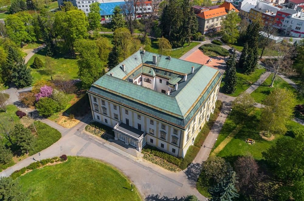 Náhledový obrázek - Zámek prošel proměnou od tvrze po Baťův klubovní dům plný života. Místo, kde se potkávala elita i běžní lidé.