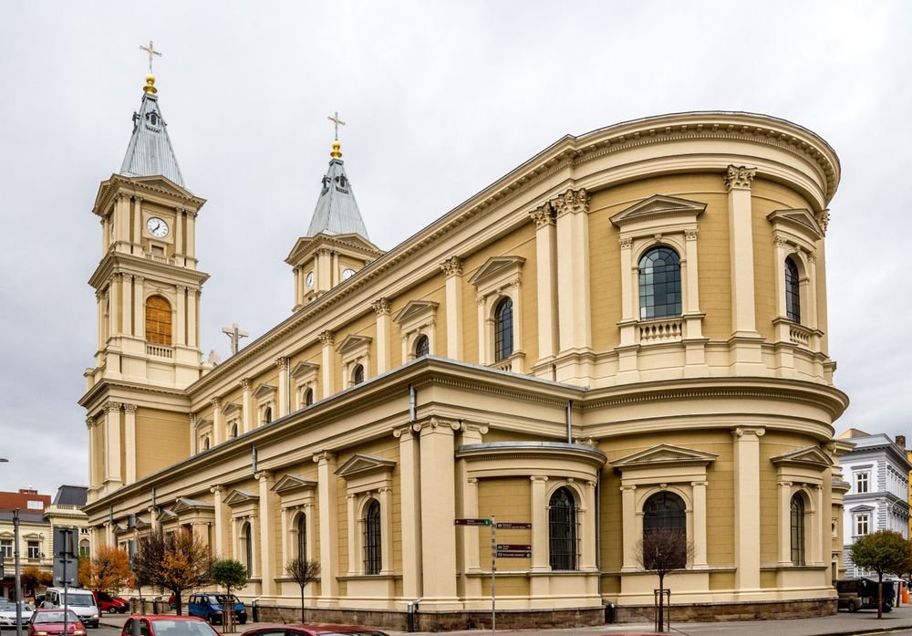 Náhledový obrázek - Katedrála Božského Spasitele pojme až 4 000 lidí a patří k největším na Moravě. Vznikla v době rychlého růstu Ostravy a dodnes je jejím duchovním i kulturním srdcem.