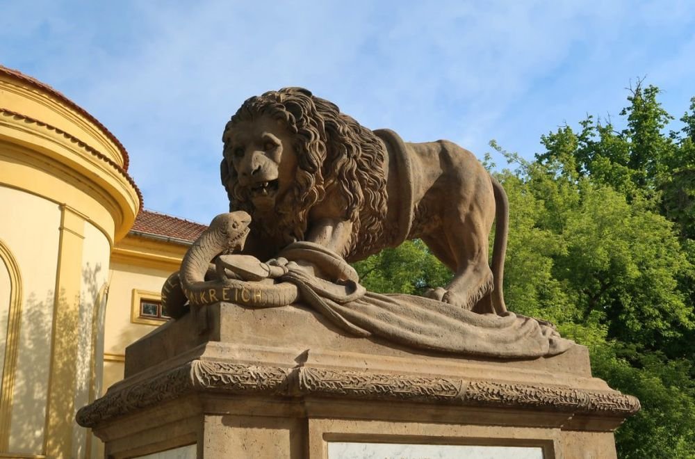 Náhledový obrázek - Pomník z roku 1861 nevznikl jen jako socha, ale jako tichá připomínka stovek vojáků, kteří padli v jedné z nejkrvavějších bitev své doby.