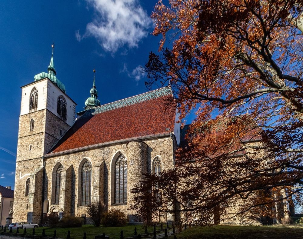 Náhledový obrázek - Kostel, který několikrát vyhořel a jehož věž se začala naklánět natolik, že ji museli snížit. Přesto dodnes patří k dominantám města.