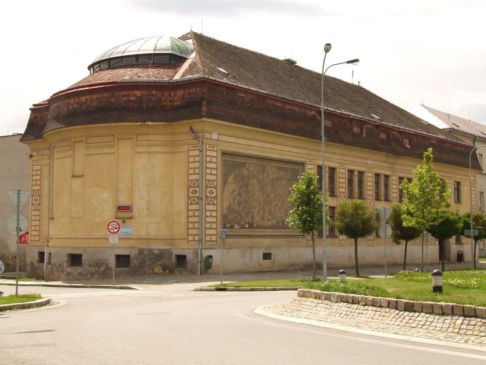 Náhledový obrázek - Sokolovna vznikla jako centrum pohybu i myšlenek. Její fasádu zdobí Blaničtí rytíři, symbol naděje v těžkých časech.