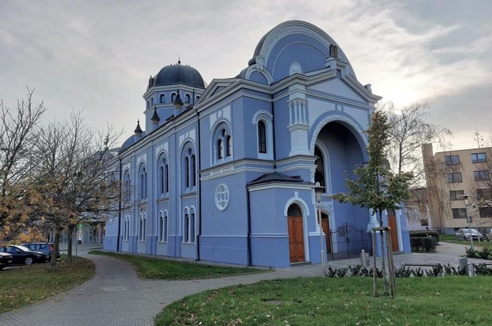 Náhledový obrázek - Od synagogy přes knihovnu až po obnovu po požárech i povodních. Budova v sobě nese stopy bouřlivé historie.