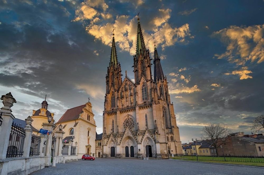 Náhledový obrázek - Jedna z nejvyšších kostelních věží v Česku ukrývá obří zvon i příběh posledního Přemyslovce, jehož smrt znamenala konec celé dynastie.