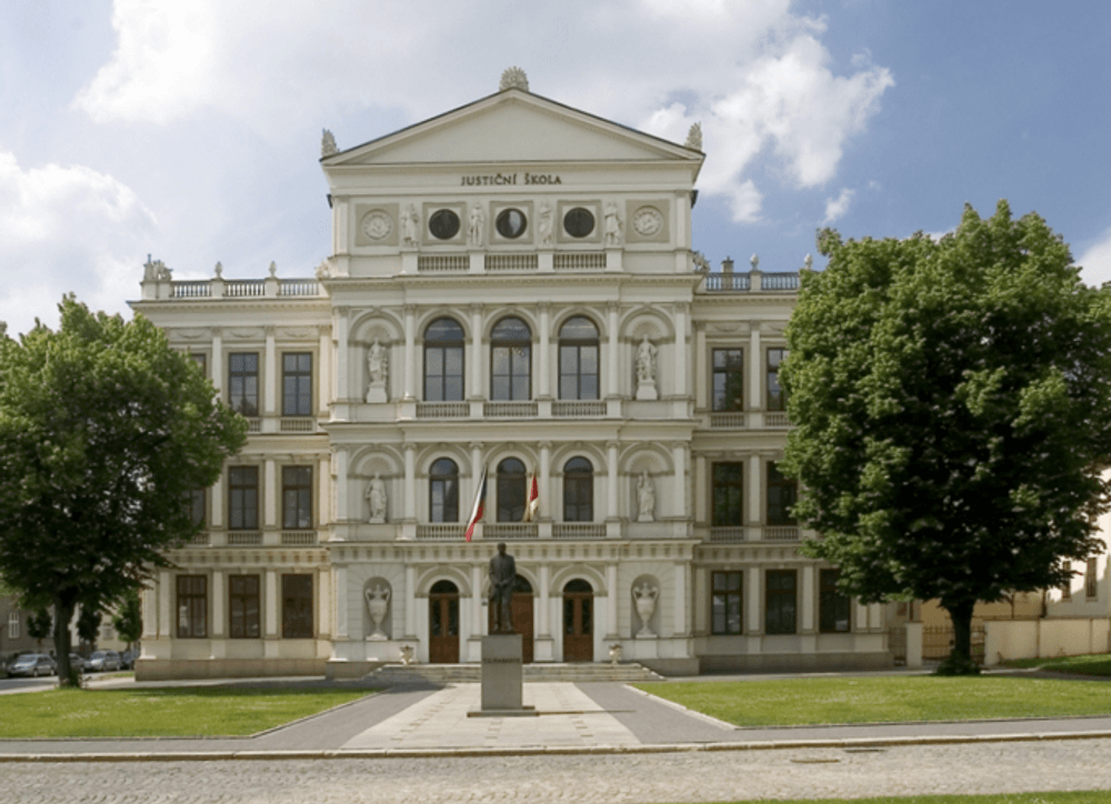 Náhledový obrázek - Na první pohled honosná novorenesanční budova, ve skutečnosti sídlo jediné justiční akademie v Česku. Jejího ředitele jmenuje ministr spravedlnosti a na složení rady se podílejí nejvyšší soudní instituce.