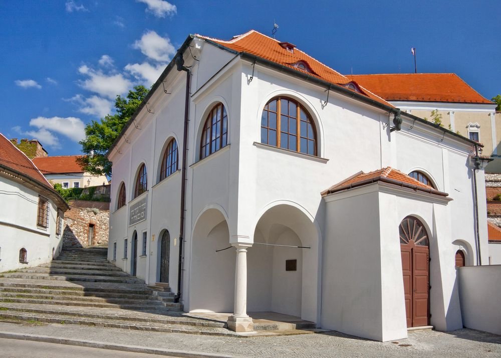 Náhledový obrázek - Poslední dochovaná synagoga v Mikulově, který byl centrem židovského života na Moravě. Ve městě jich kdysi stálo dvanáct a působil zde i rabbi Löw, spojený s legendou o Golemovi.