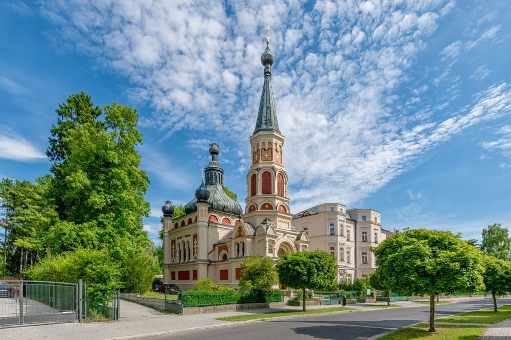 Náhledový obrázek - Chrám sv. Olgy je nejstarším pravoslavným kostelem na našem území a připomíná dobu, kdy do lázní přijížděla ruská šlechta. Víte, v čem se liší pravoslavní od katolíků? 