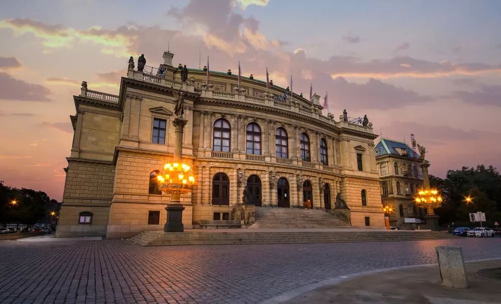 Náhledový obrázek - Rudolfinum není jen koncertní síň – právě zde byl zvolen prezident Masaryk. Dnes je symbolem hudby, umění i české historie a sídlem České filharmonie.