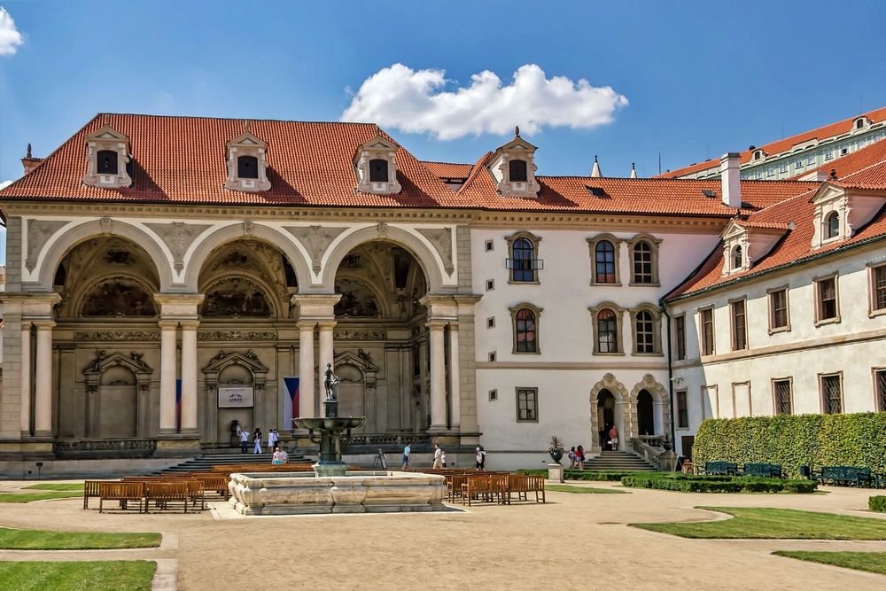 Náhledový obrázek - Valdštejnský palác postavil jeden z nejmocnějších mužů své doby. Vznikl během pouhých sedmi let a dodnes ohromuje svou monumentálností i rolí centra politické moci.