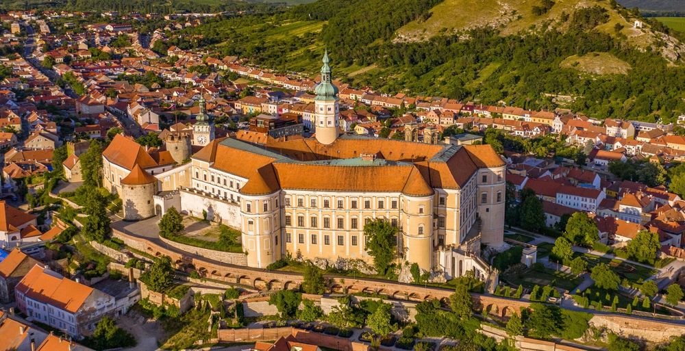 Náhledový obrázek - Zámek, který povstal z požáru a stal se symbolem Mikulova. Pobýval zde i Napoleon a ve sklepení ukrývá největší sud na víno ve střední Evropě, do kterého panovník ukládal víno jako daň od svých poddaných.