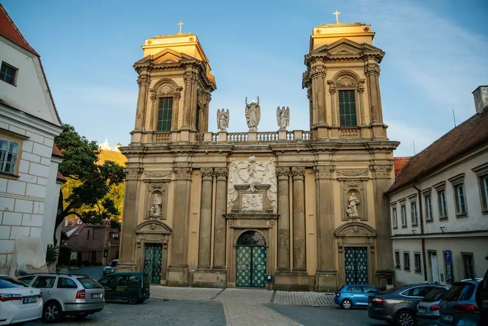 Náhledový obrázek - Z poutního kostela se po požáru stala rodová hrobka Dietrichsteinů. Odpočívají zde desítky členů rodu a symbolicky i srdce jejich knížete.