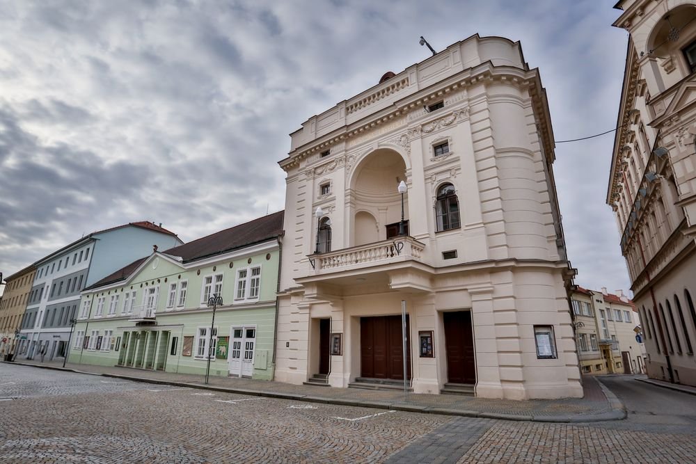 Náhledový obrázek - Divadlo z roku 1887 nese jméno slavného rodáka Oskara Nedbala. Uvnitř ukrývá unikát se dvěma hledišti sdílejícími jedno jeviště.