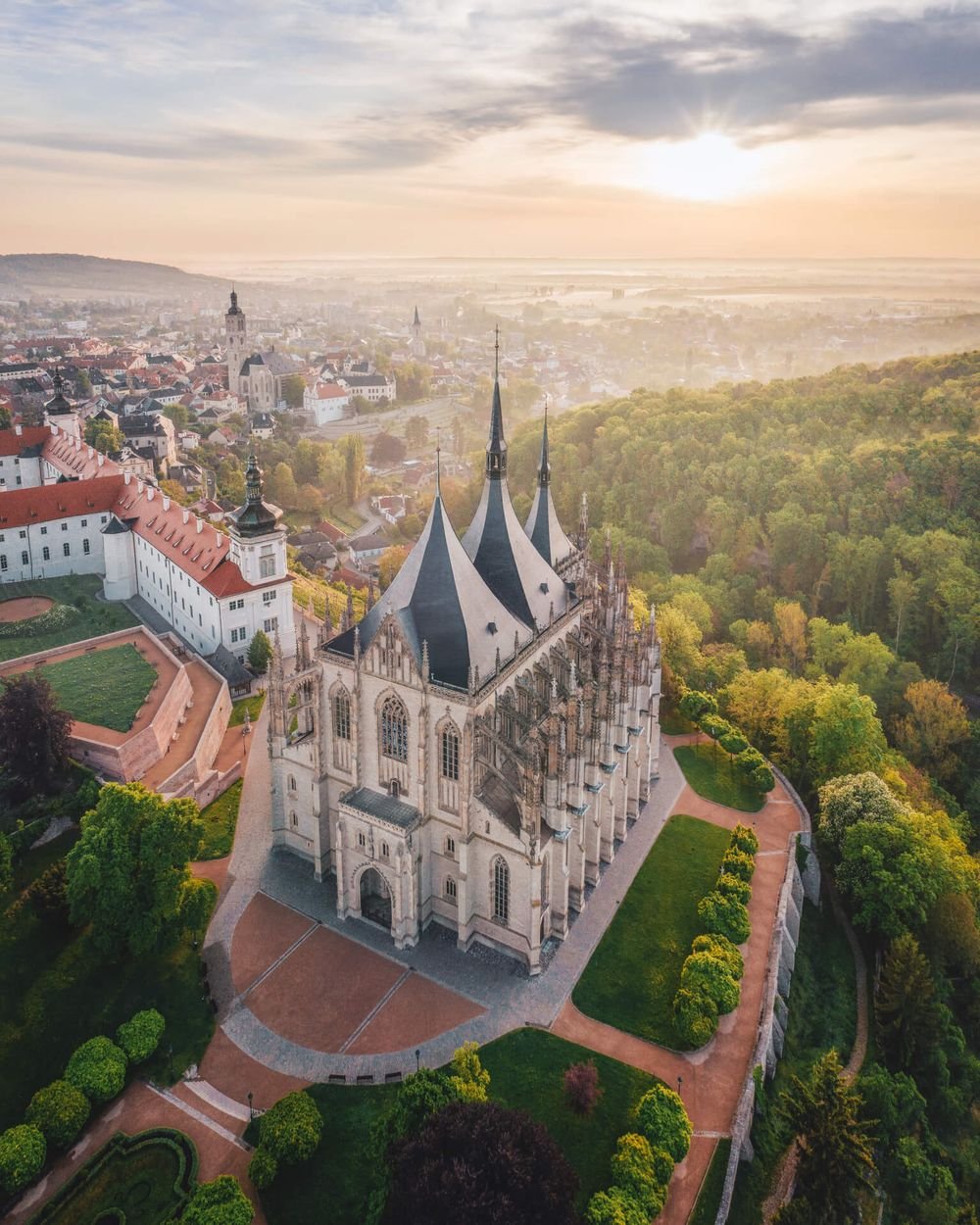 Náhledový obrázek - Monumentální gotický chrám, který měl konkurovat pražské katedrále. Vznikl z iniciativy bohatých měšťanů a dnes patří mezi nejvýznamnější stavby v Evropě i na seznamu UNESCO.