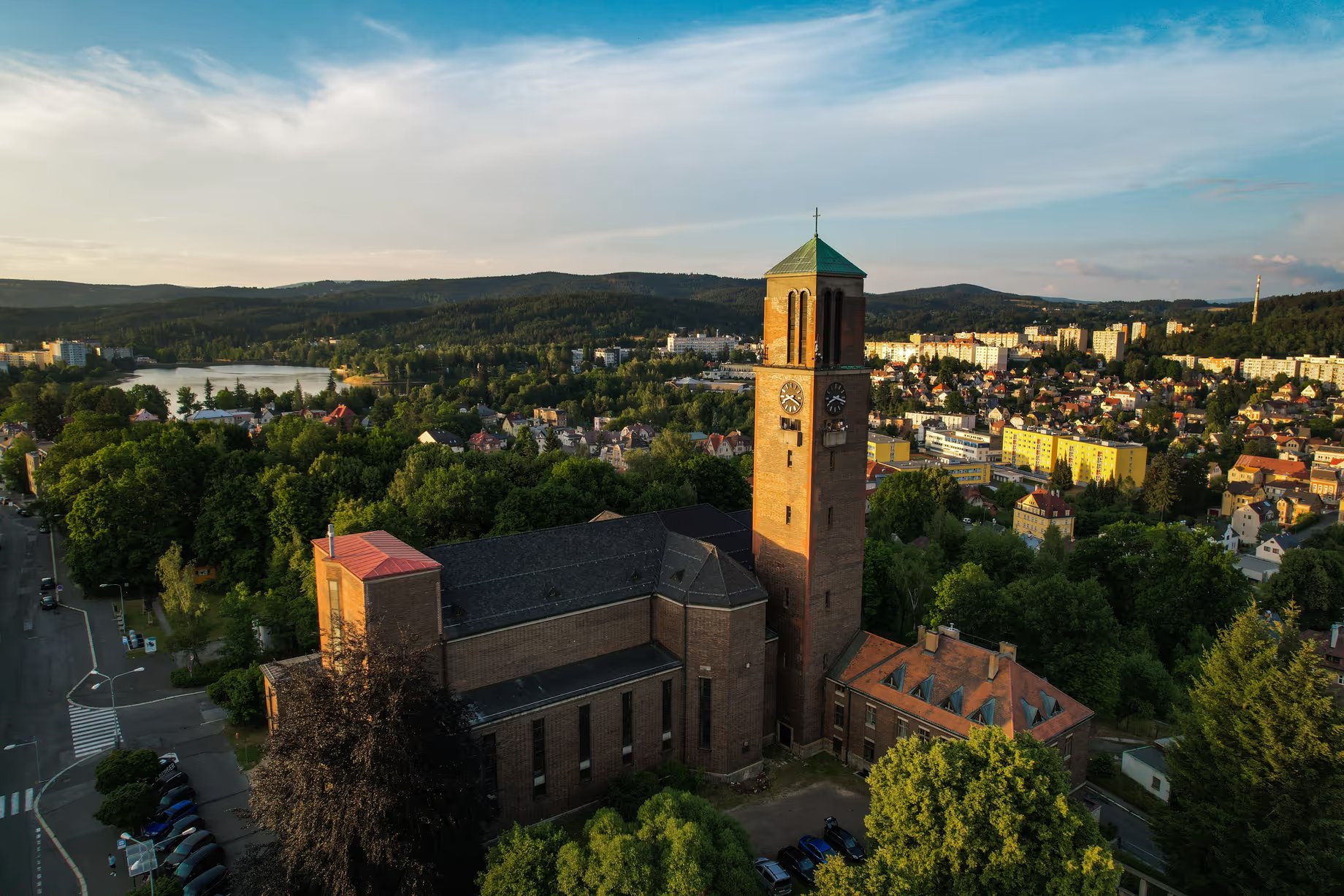 Náhledový obrázek - Z potřeby většího chrámu vznikla stavba, která se stala jednou z dominant Jablonce. Její cihlová podoba působí dodnes strohým a zároveň tajemným dojmem.
