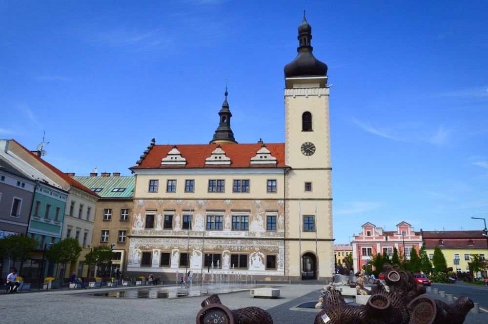 Náhledový obrázek - Radnice, která přežila požáry, válku i staletí proměn. Dnes z její věže uvidíte Mladou Boleslav jako na dlani.