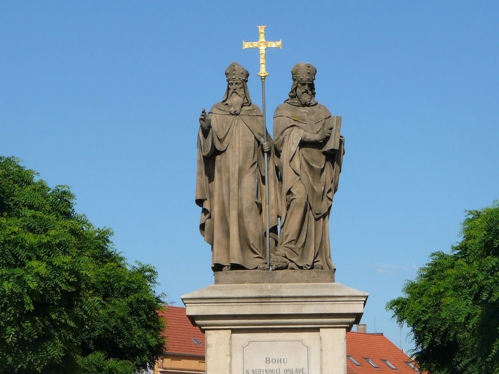 Náhledový obrázek - Jejich příchod nebyl náhoda, ale strategický tah. Kníže Rostislav je pozval, aby oslabil vliv Franské říše. Kdo vlastně byli Cyril a Metoděj?