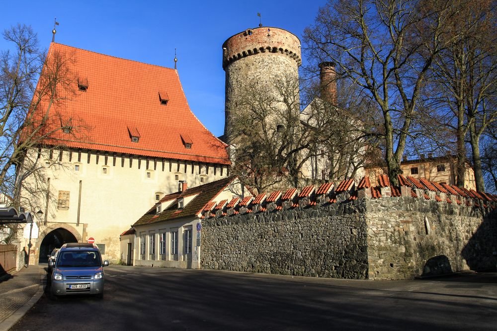 Náhledový obrázek - Z kdysi mohutného hradu Přemysla Otakara II. zůstala jediná věž. Ta dodnes nese silný příběh válek i proměn města.