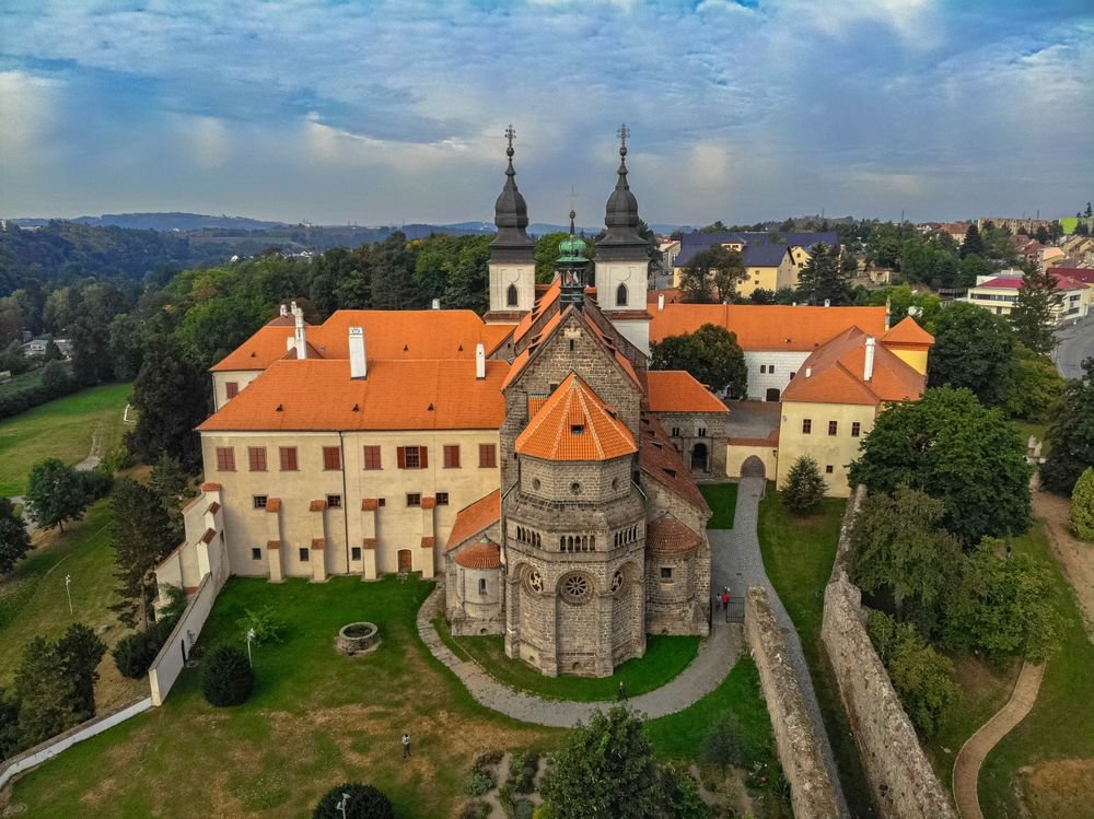 Náhledový obrázek - Bazilika zapsaná na UNESCO skrývá legendu o pokladu i tajné chodbě. V minulosti byla dokonce využívána jako pivovar.
