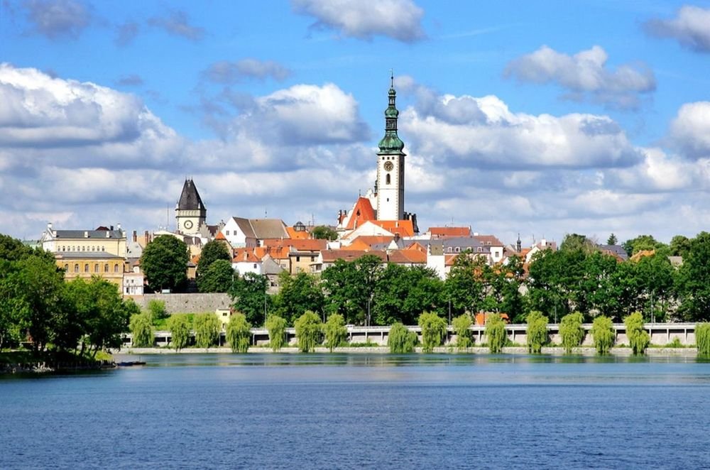 Náhledový obrázek - Kostel s nejvyšší věží v jižních Čechách symbolizuje proměnu Tábora. Před ním stojí světci i Pieta, která skrývá silný příběh bolesti i naděje.