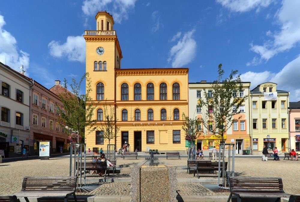 Náhledový obrázek - Kdysi radnice, dnes knihovna. Nejprve německá, později česká. Dům, který se měnil spolu s městem i jeho obyvateli.