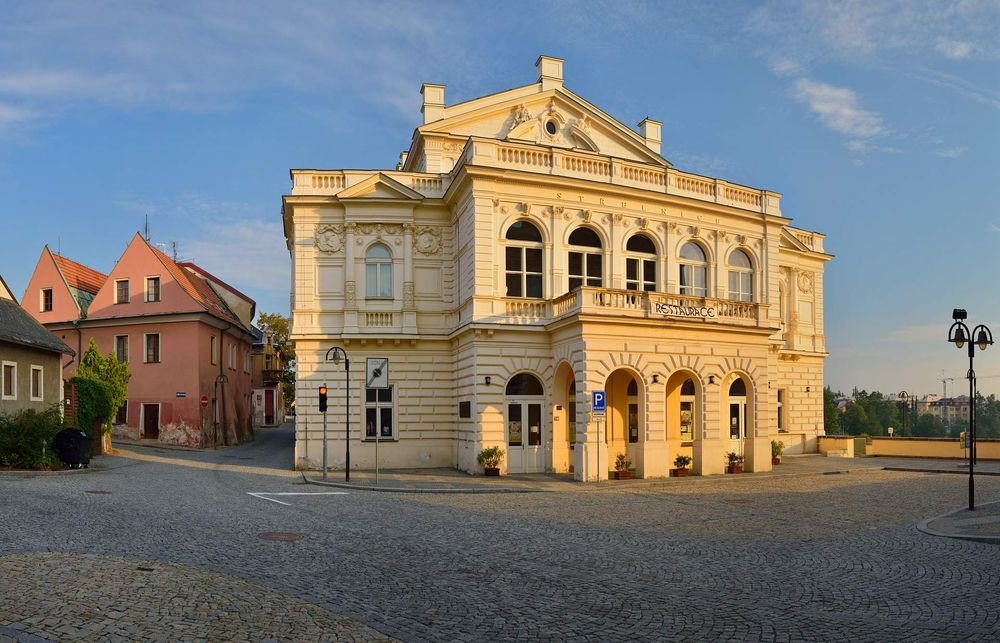 Náhledový obrázek - Bohatě zdobená Střelnice byla centrem společenského života už v 19. století. Dodnes spojuje historii, kulturu i výhled na Jordán.