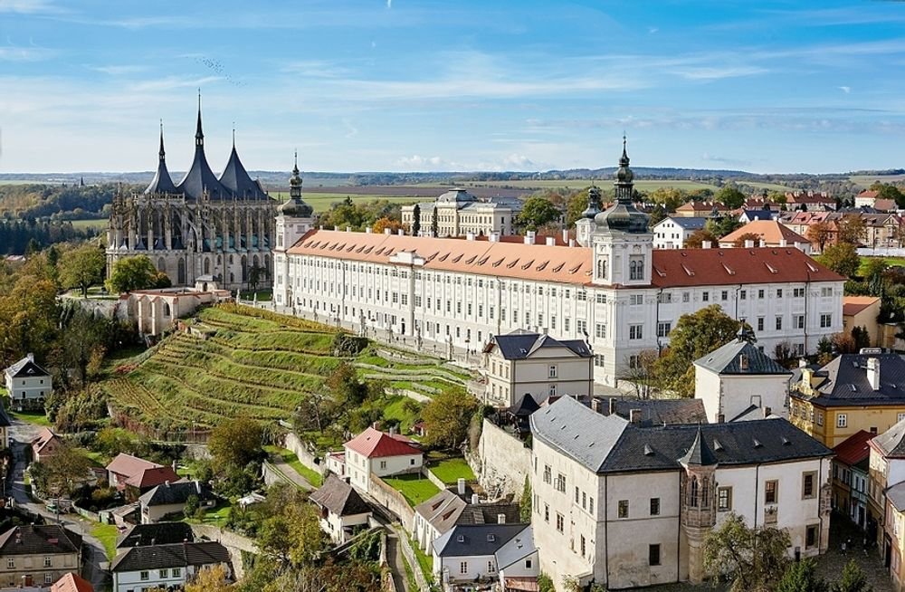 Náhledový obrázek - Monumentální barokní kolej, přirovnávaná ke Karlovu mostu. S chrámem svaté Barbory ji kdysi spojovala krytá chodba, později sloužila jako kasárna i špitál – dnes patří k dominantám Kutné Hory.